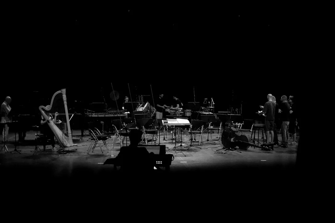 Ensemble instrumental en préparation sur une scène de concert