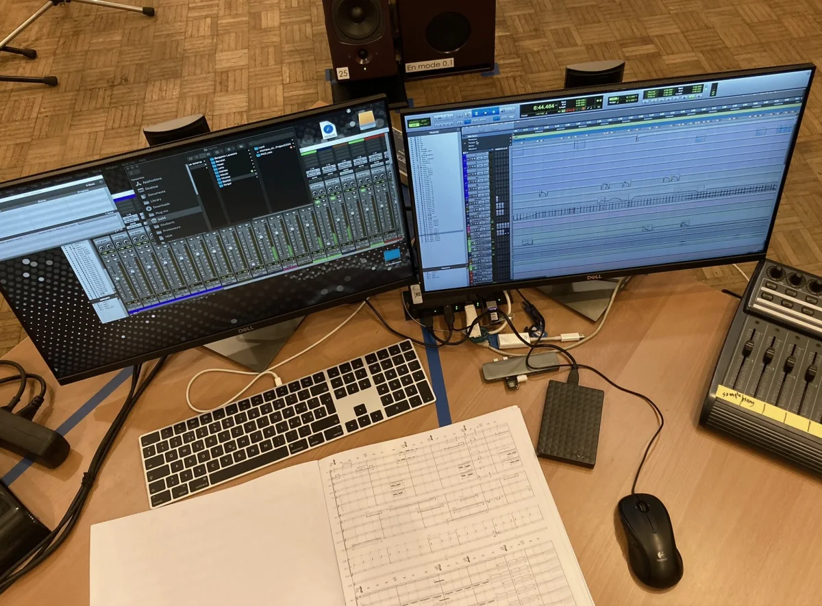 Partition et session audio sur une table de travail