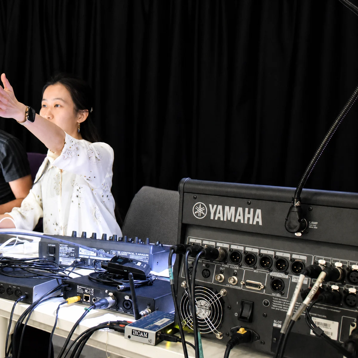 Sachie Kobayashi pendant une création électroacoustique